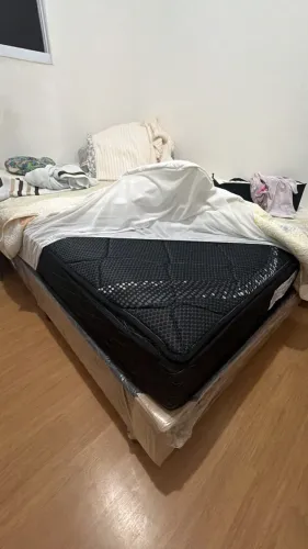 Mesa, guarda roupa, espelho, criado-mudo, cama.