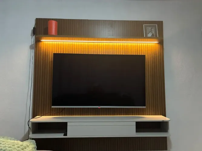 Painel Home Suspenso Ripado com LED e Gaveta - Estado de Novo!