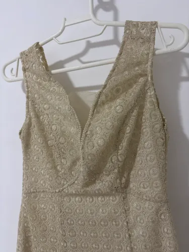 Vestido Dourado Colmeia