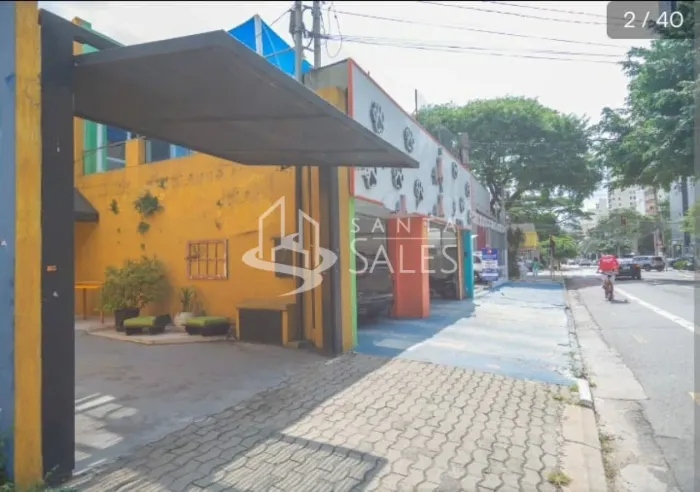 Casa comercial de alto padrão com 5 quartos e 5 salas em Moema, São Paulo-SP: 240m², 4 ban