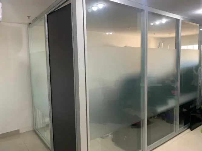 divisória de vidro com perfil de alumínio