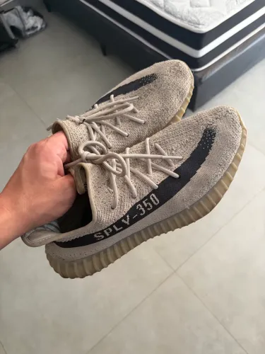 Yeezy tamanho 43