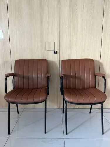 2 cadeiras estofadas em courino marrom