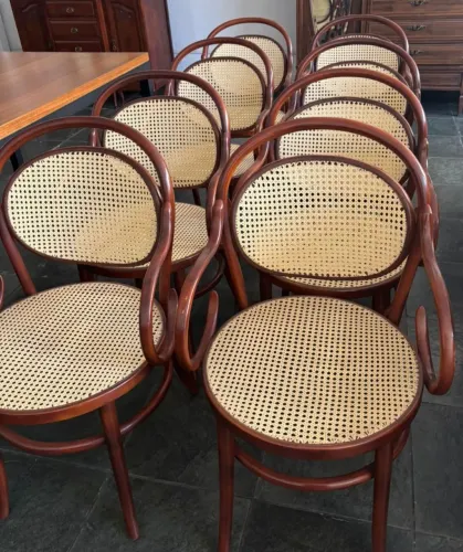 Jogo de oito cadeiras thonet.
