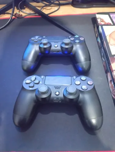 PS4 Slim 500GB + 2 Controles Originais + 3 Jogos