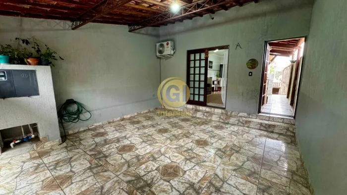 Duas Casas à venda no Jardim Colinas em Jacareí-SP: Espaçosa residência com edícula, 3 qua