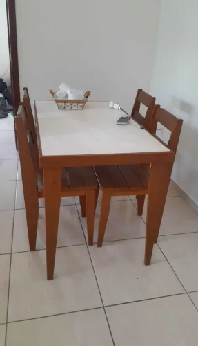 Mesa com 4 cadeiras