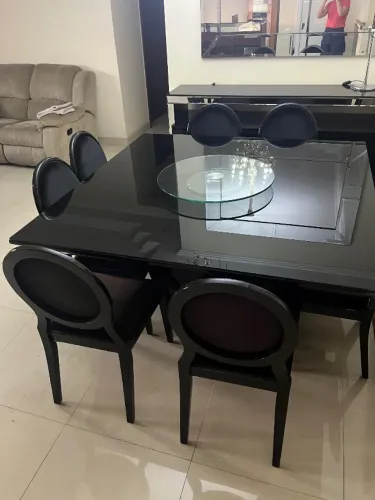 Conjunto Mesa de Jantar 8 Lugares com Tampo de Vidro e 8 Cadeiras em Veludo Preto