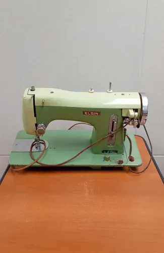 Máquina de costura Elgin B-9 Super precisa de reparos Dv00208