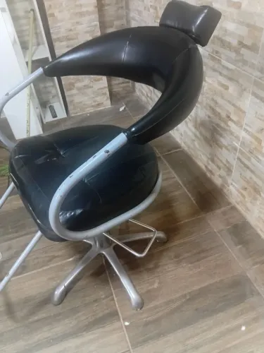 Vendo essa cadeira hidráulica precisa reformar o estofado