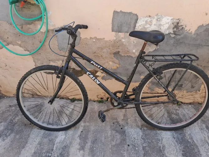 2 Bicicletas precisando de manutenção