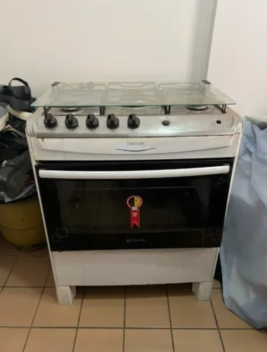 Vendo fogão 5 bocas elétrico, usado, com porta do forno deslocada - Não entrego