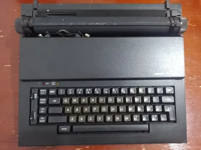 máquina de escrever olivetti praxis 20