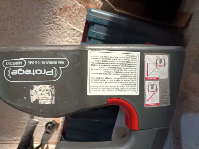 Vende-se cadeirinha e assento de elevação