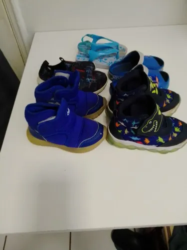 Vendo um lote de sapatos , usado.