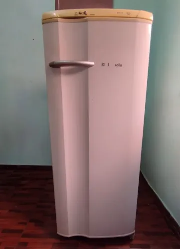 Geladeira 220V. Oportunidade|Funciona perfeitamente e gela normalmente.