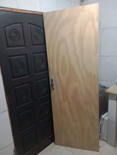 Vende-se uma Porta de Madeira Reforçada Semi Nova Completa.