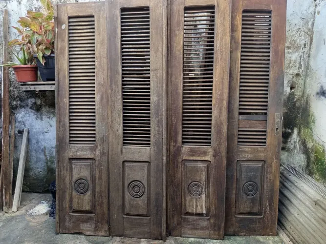 Vendo 1 porta de madeira pau D'arco de 4 folhas