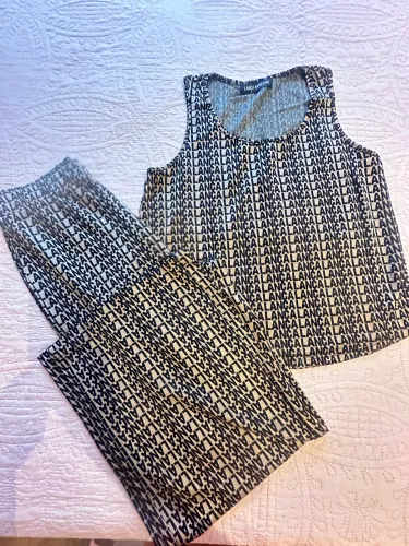 Calça, cardigan, camiseta lança perfume