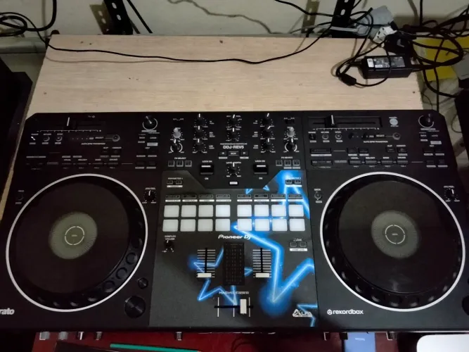 Controladora Pioneer DDJ-REV5