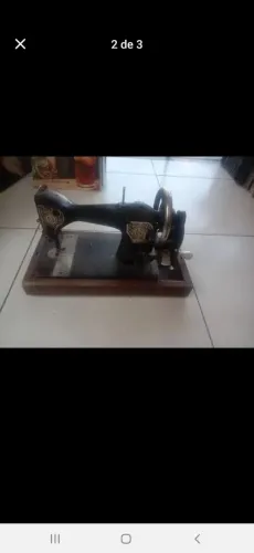 Bom dia Pessoa, tenho essa máquina de costura a manivela! Troco por discos de Rock (lps)