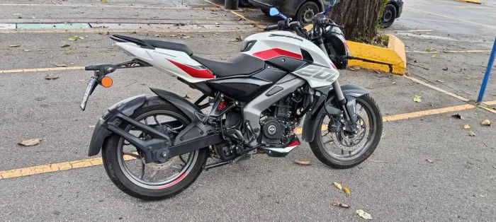 Bajaj dominar NS200 ano 2026