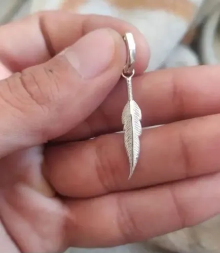 1 par de brincos argola com pena prata 925