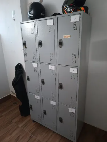 Venda de mesa, estufa, cabine, compressor e armário de vestiário