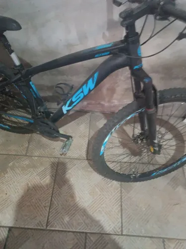 Vendo bicicleta aro 29 21 marchas semi nova.
