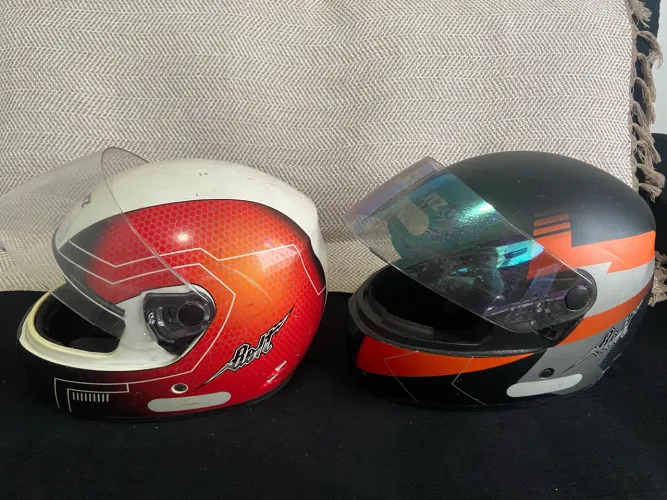 1 Capacete de criança e 2 de Adultos pra vender logo.