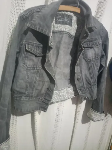 Jaqueta jeans feminina com marcas de uso tamanho P.. não entrego.