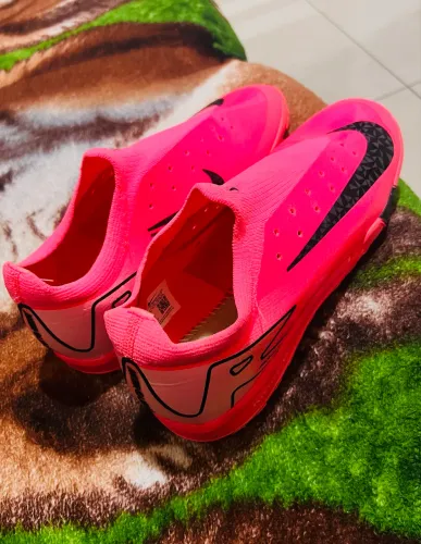 Chuteira Nike society