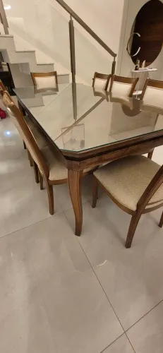 Mesa de madeira maciça com oito cadeiras