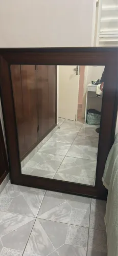 Espelho com moldura de madeira