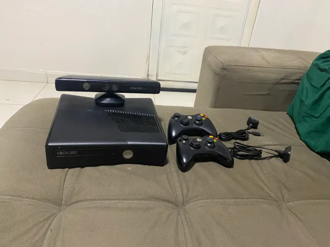 XBOX 360 RGH com 1TB de jogos 2 controles hall effect e kinect