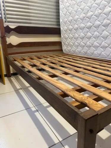 Cama casal em madeira