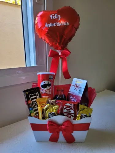 Cesta para aniversário com maravilhosos produtos para degustação. Pronta Entrega.