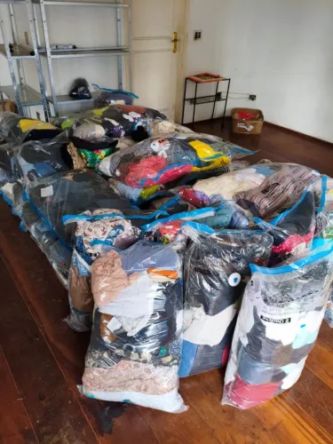 Pacote fechado roupas de marca para revenda