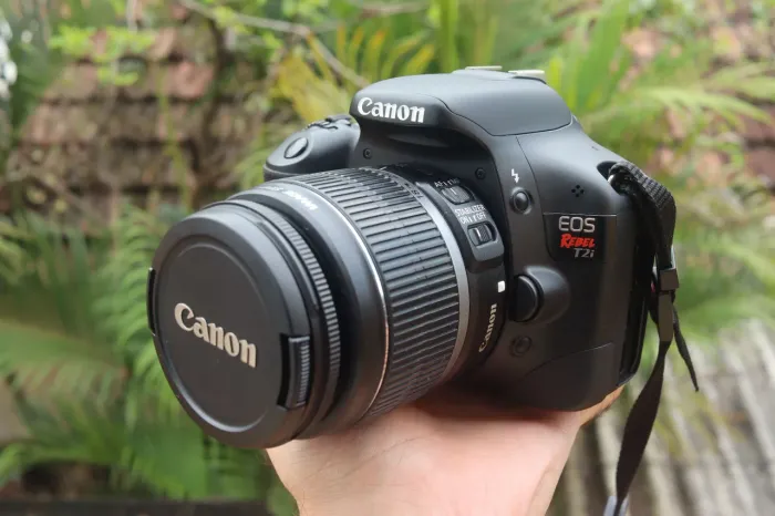 Camera Canon EOS Rebel T2i + Lente 18-55mm
