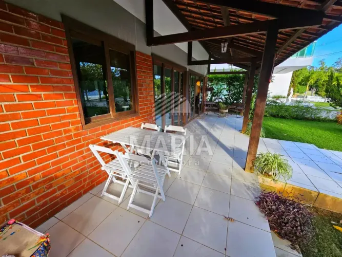 Linda casa à venda com vista para lagoa dentro de condomínio em Gravatá/PE!
