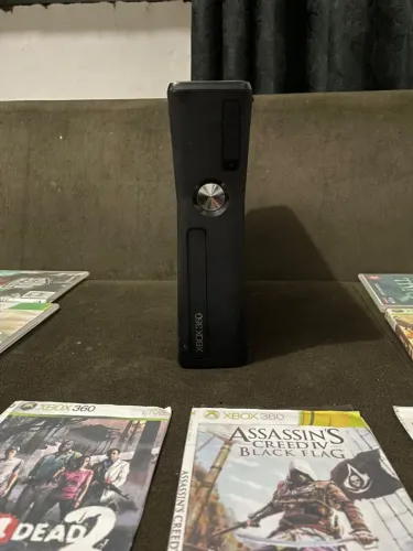? Xbox 360 Desbloqueado + 2 Controles + 18 Jogos  - Completo