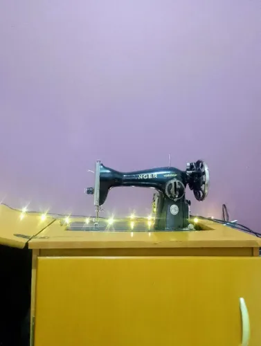 Máquina de Costura Singer Antiga com Gabinete