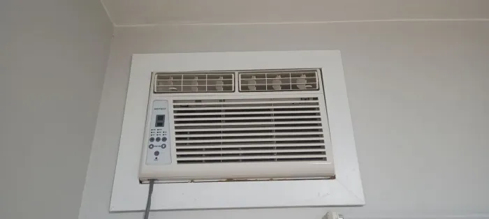 Ar condicionado janela, marca Komeco. Potência 9000 BTUs, digital com controle remoto.