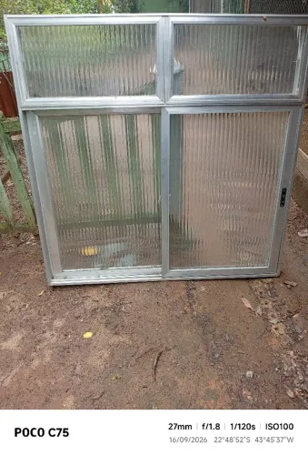 Janela de alumínio.