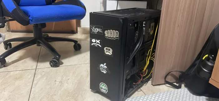 Pc para trabalho e se quiser jogar, roda alguns jogos.