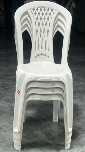 Vende-se quatro cadeira Tramontina e uma cafeteira pra banheiro vidro