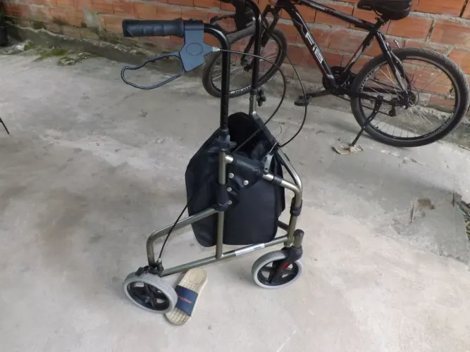 Andador ortopédico dobrável de 3 rodas,com bolsa