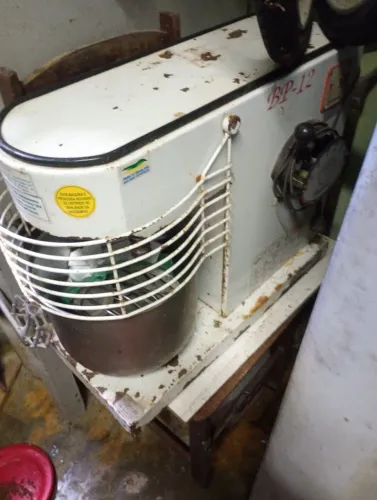 Vende-se batedeira industrial e forno industrial de Pizza