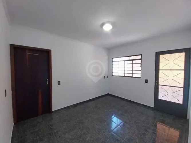 Casa de rua : / Residencial / Jardim Virgínia