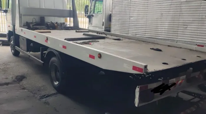 Vendo plataforma de guincho com asa delta 5.5mts semi nova nunca carregou peso estado NV